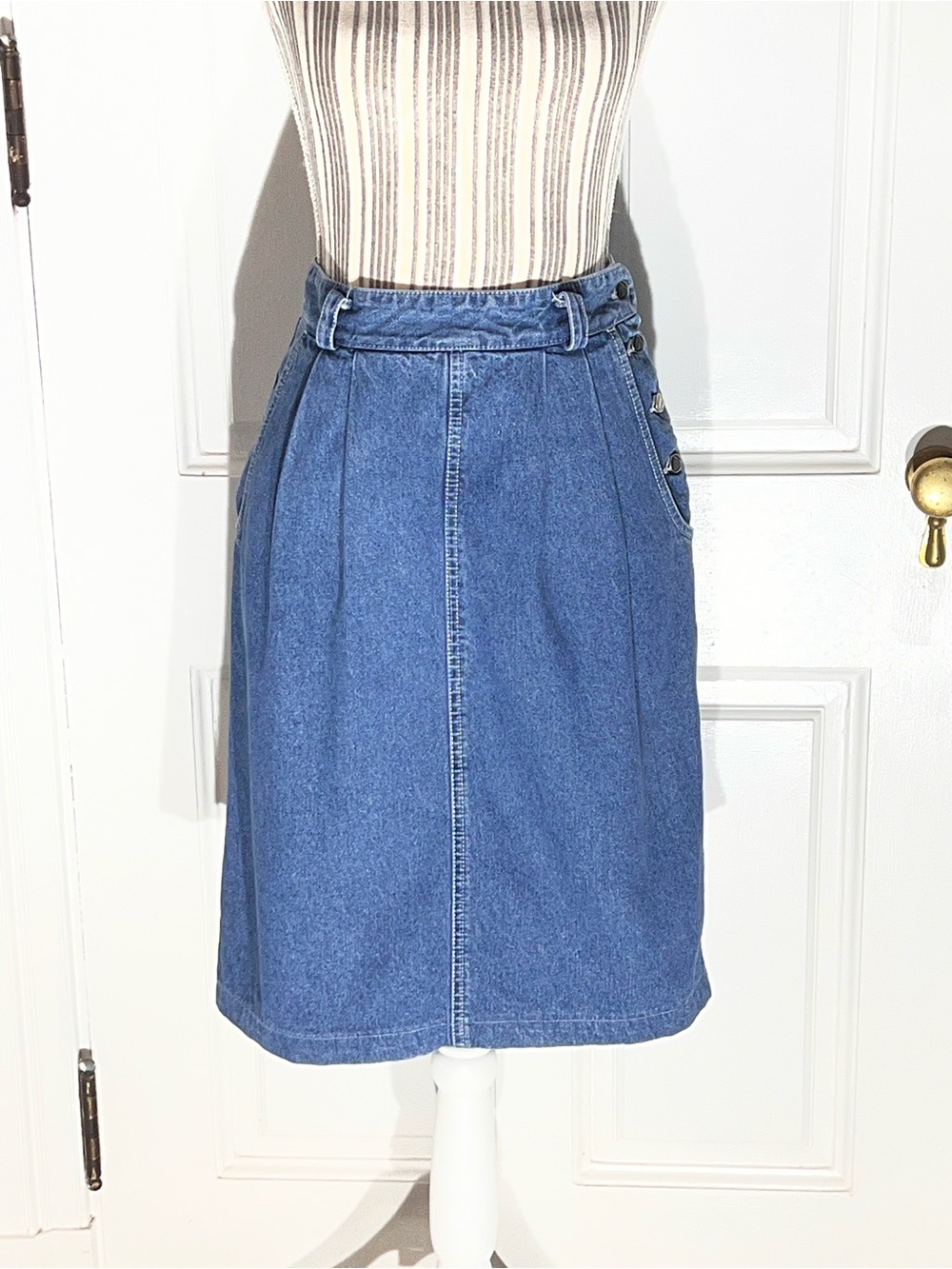 Classic Blue Denim Skirt - Women's Pleated Lizwear size 4 vintage button S480